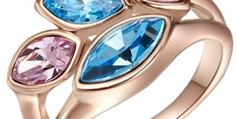 Lesklý prsteň striebornej farby, fialové zrnká, okrúhle číre zirkóny - Veľkosť: 50 mm